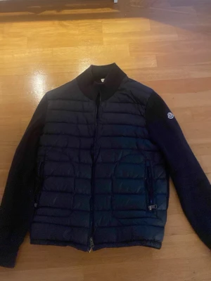 Moncler cardigan - Säljer min mörkblåa Moncler cardigan för relativt pris. Den har inga skador förutom små fläckar som går att tvätta bort. Pris går att diskuteras.