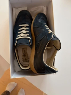 Mörkblåa Maison Margielas - Säljer mina tvär feta mörkblåa maison margielas. Storlek 44. Kom gärna me prisförslag och fråga på om de är något. 