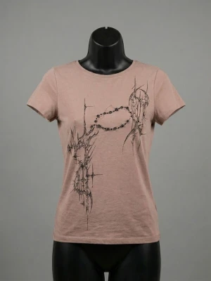 Beige t-shirt med tribal tryck - Snygg beige t-shirt med coolt svart tribal tryck framtill. Modellen har rund hals och korta ärmar, perfekt för en avslappnad och trendig look. Passar dig som gillar streetstyle och unika detaljer.