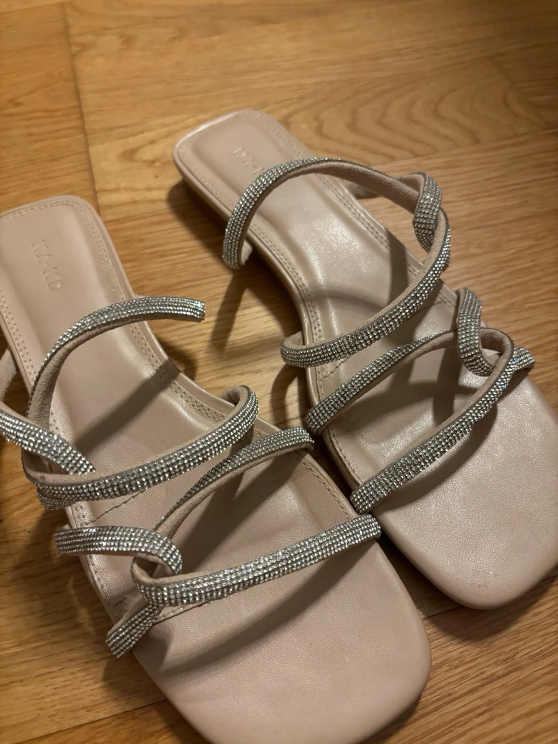 Beige sandaler med strass