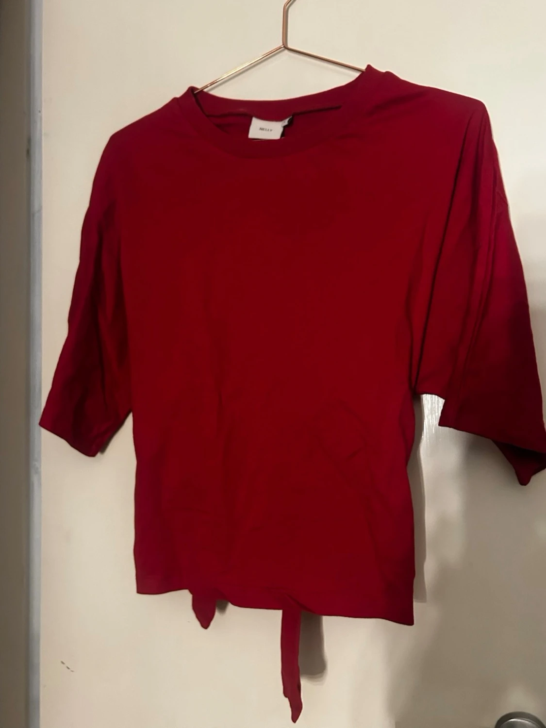 Röd topp med knyt från Bik Bok