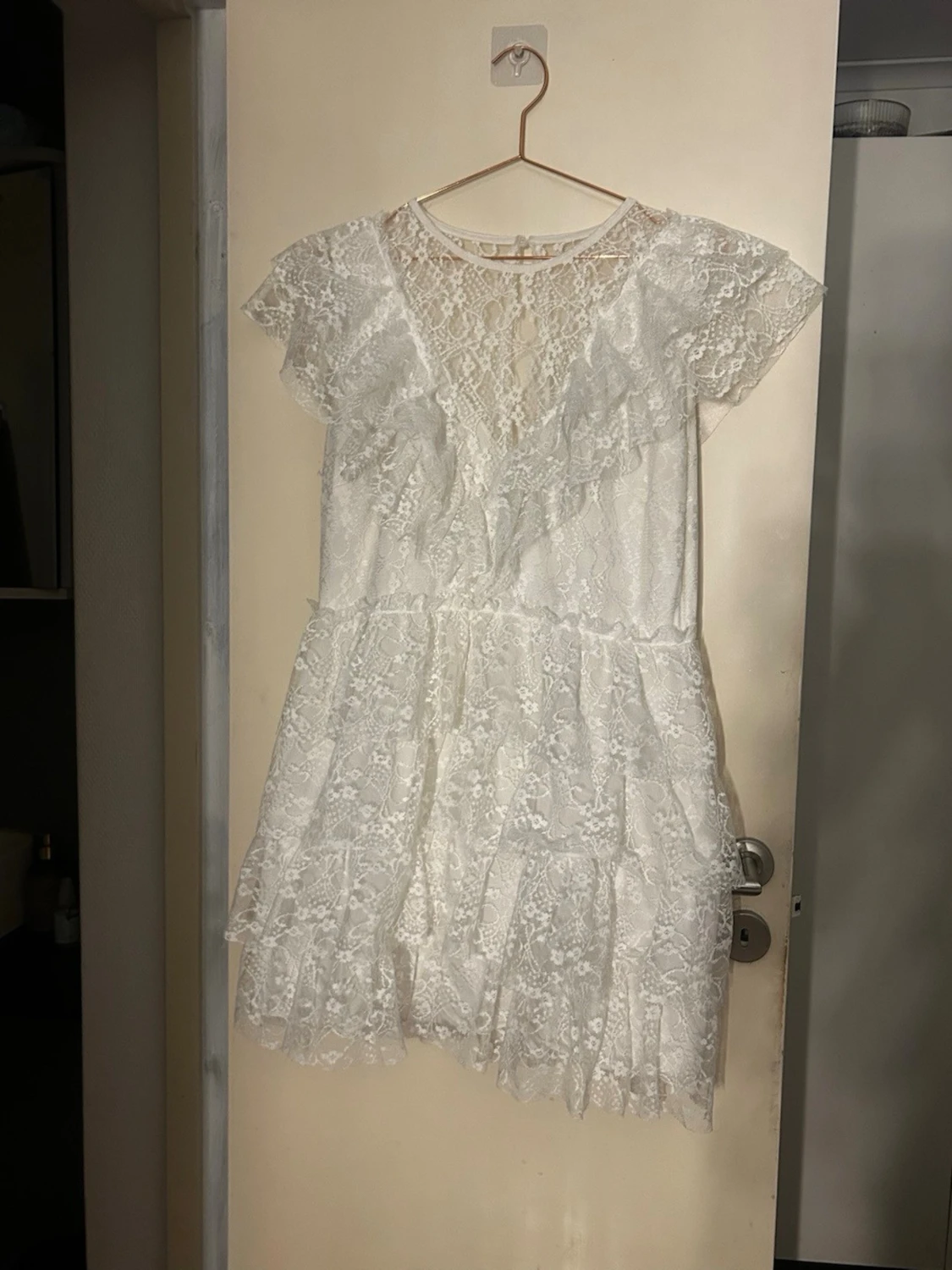 Vit spetsklänning med volanger