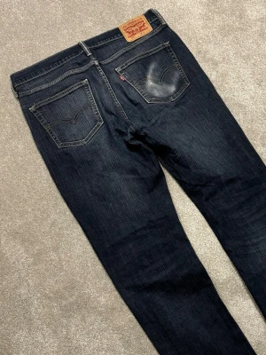 Levis 541 Jeans - Levis Jeans | Modell: 541 | Skick 9/10 mycket bra | Nypris ca 2500kr | Mitt pris 699kr | Midja: 46cm | Ytterbenslängd: 104cm | Benöppning: 20cm | Lår: 33cm | Kom gärna pm vid frågor eller funderingar | Postas eller möts upp i Gävle!