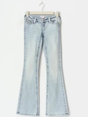 Ljusblå bootcut jeans med brodyr - Säljer ett par ljusblå bootcut jeans med snygg broderad detalj på bakfickorna. Storlek xs.