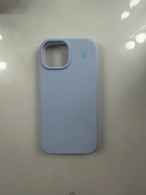 Ljusblått mobilskal från iDeal of Sweden - Snyggt ljusblått mobilskal från iDeal of Sweden med stilren design. Utsidan är slät och insidan har en mjuk beige yta som skyddar mobilen. Skalet passar iPhone 14. Perfekt för dig som vill ha ett enkelt men trendigt skydd.