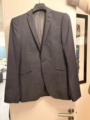 Kavaj tiger of sweden - Klassisk kavaj från tiger of Sweden som passar alla tillfällen! Använd få gånger och i nytt skick. Kavajen är i regular size och storlek 46. Hör av dig vid funderingar! 