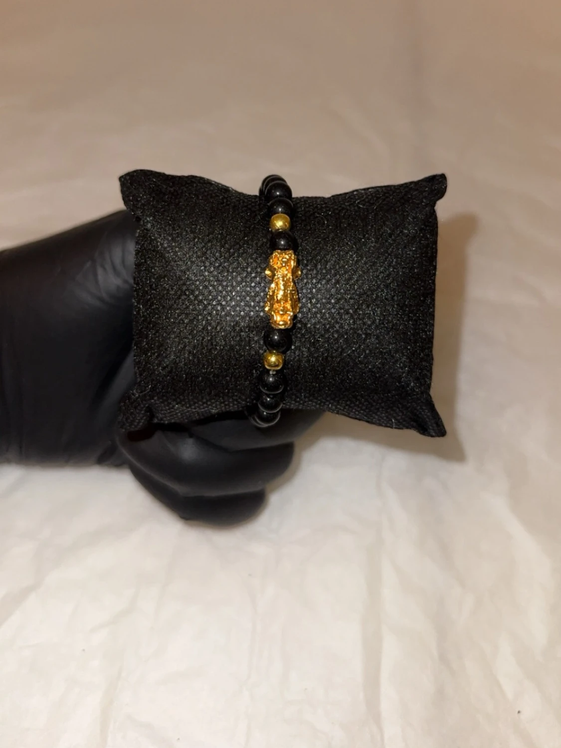 Svart pärlarmband med gulddetalj - 1