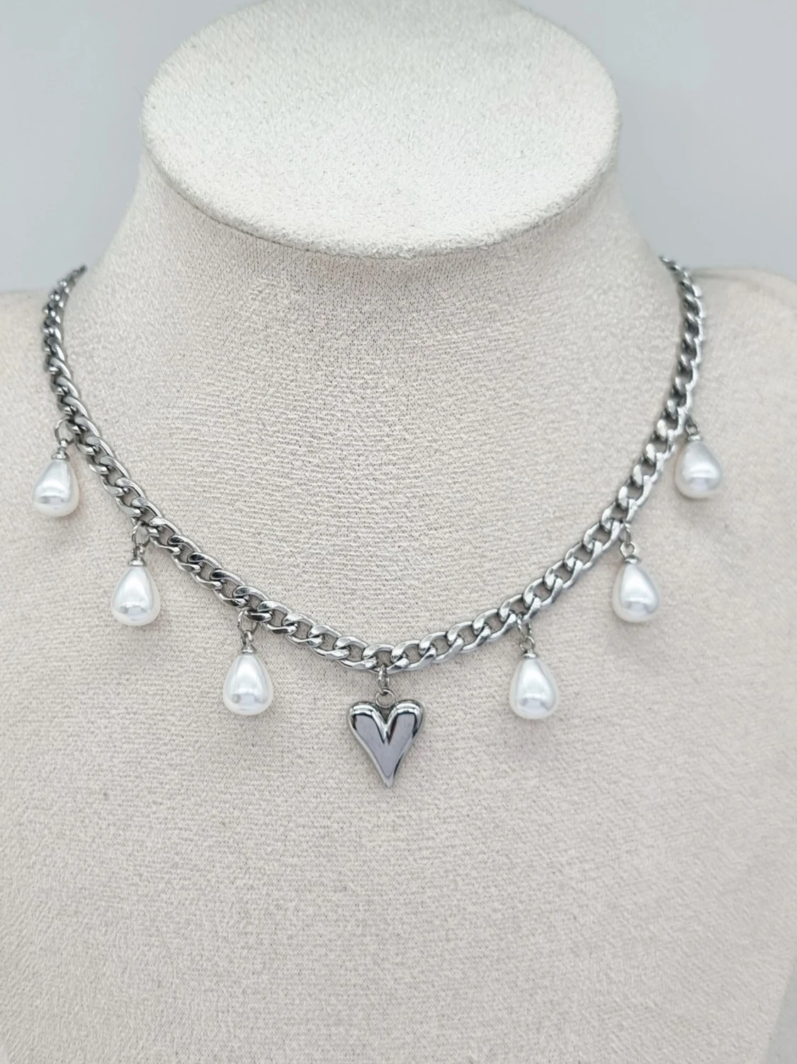 Stilfullt halsband med hjärta och pärlor 