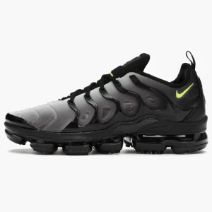 Nike vapor Max plus  - De är i storlek 41 men passar jättebra på 42, de är i bra skick men har en defekt vid vänstra sko längst fram därav priset . Kontakta gärna mig för fler bilder eller ifall ni har frågor.😄🤝