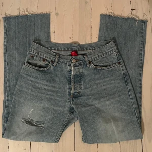 Lågmidjade Jeans - Jeans med hål! Står M/L men avklippta lite längst ned på benen.