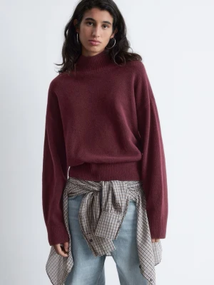 Other Stories tröja  - Mysig mörkröd stickad polotröja med ribbade muddar och hög hals. Tröjan har en avslappnad passform och är perfekt att styla med jeans eller kjol. Materialet är mjukt och ger en skön känsla hela dagen. Använd få tal gånger 