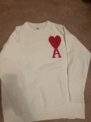 Ami Paris sweater - Säljer en vit ami Paris sweater, de är i helt nytt skick. Pris kan diskuteras vid snabb affär 