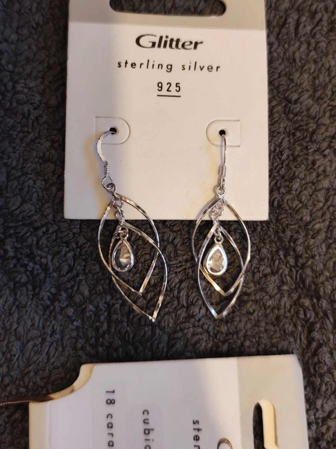 Silvriga örhängen från Glitter - 1