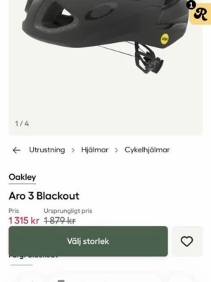 Oakley svart hjälm STRLK M  - Bilderna visar en svart cykelhjälm från Oakley, modell Aro 3 Blackout, med BOA-justering och ventilerad design. Ingen sko finns med på bilderna.