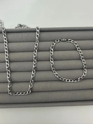 Armband och halsband  - säljer nu denna bundle! matchade halsband och armband som är rostfritt. Hör av er vid minsta fundering 