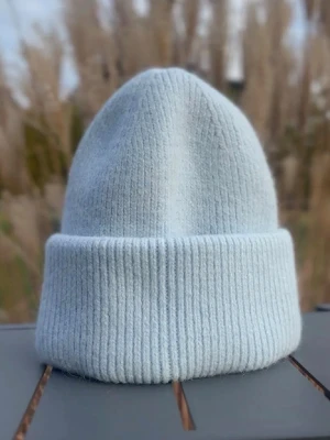 Mössa med satin - Vi är ett UF-företag som säljer stickade mössor med innertyg av satin som bevarar fukten i håret/ motverkar friss och håller frisyren på plats Dessa mössor passar både killar/tjejer. Mössorna finns i flera färger i vår profil. Kontakta oss vid frågor✨