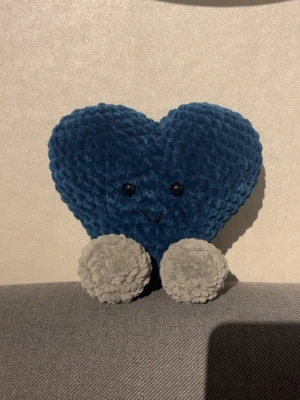 Virkat hjärta💙 - Ett fint mjukt virkat blå hjärta, den är 15,5cm på höjden och 17,5cm på bredden💙