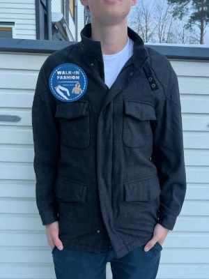 Fieldjacket från Portland - Tja! Säljer nu denna sjukt snygga fieldjacket från Portland. Skick 9/10 riktigt bra utan synliga defekter. Nypris ligger runt 1700kr men säljs nu för 675kr. Modellen är 185 och väger 72kg men passar allt mellan 180-190cm. Hör av er vid funderingar!