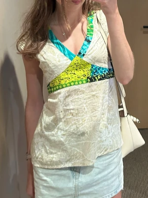 Vintage blus - En favorit topp som tyvärr inte får tillräckligt mycket användning🥹🥹 Köpt second hand i spanien, så osäker på märket. Den knyts i ryggen som en söt detalj, skriv så kan jag skicka bild🫶🌸 Älskar verkligen denna men den förtjänar mer användning än jag erbjuder🥹🩵