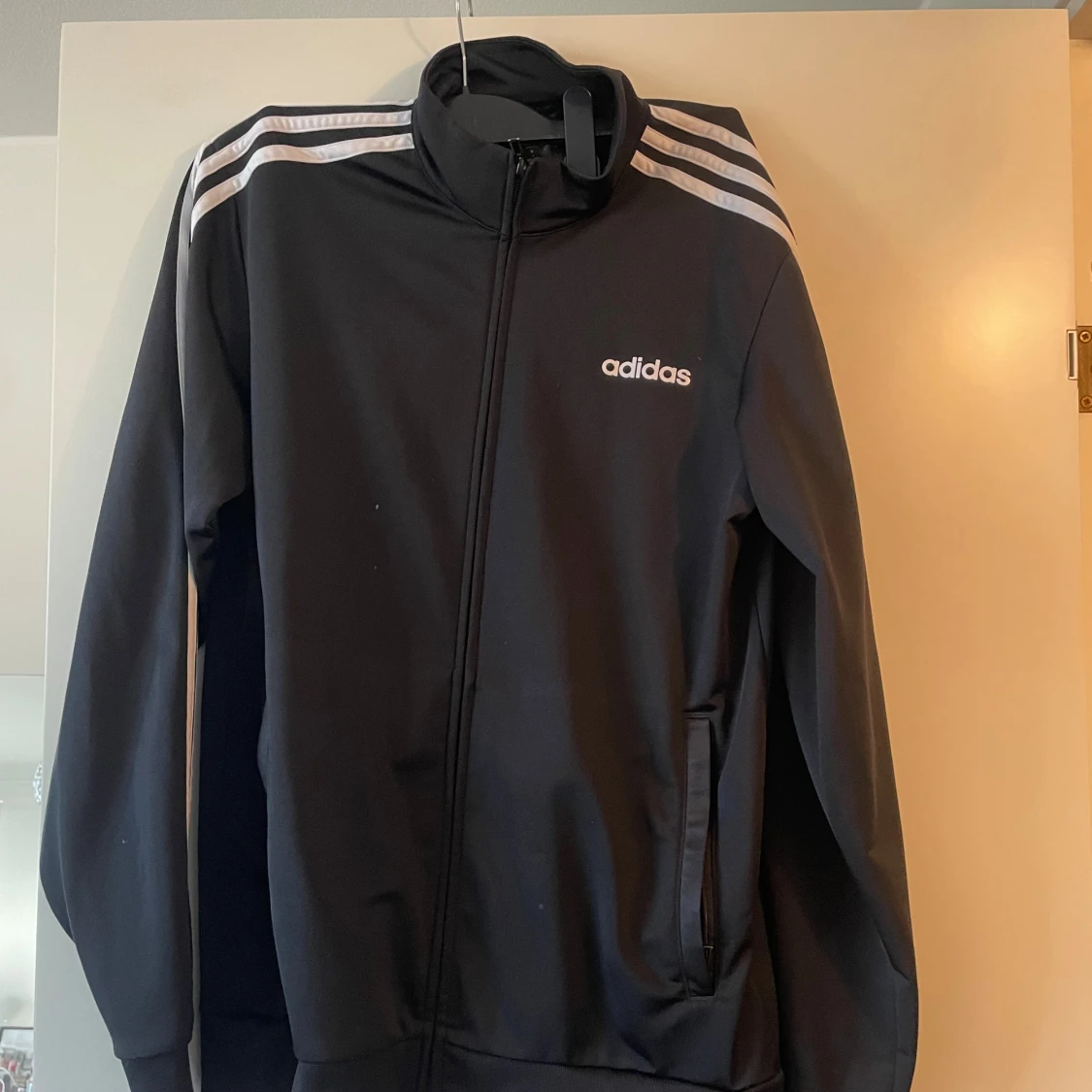 Svart Adidas ziptröja med vita ränder