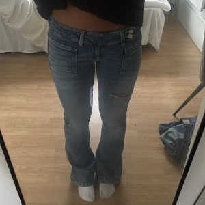 Jeans från Gina Young 14+ - Snygga jeans med slitningar. Säljer de då dom inte används.