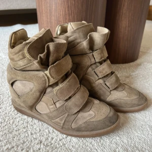 Isabel marant skor - Sjukt snygga isabel marant skor i kakhi färg! Dustbag finns kvar! Väldigt fint skick då dem är sparsamt använda! Storlek 39❤️