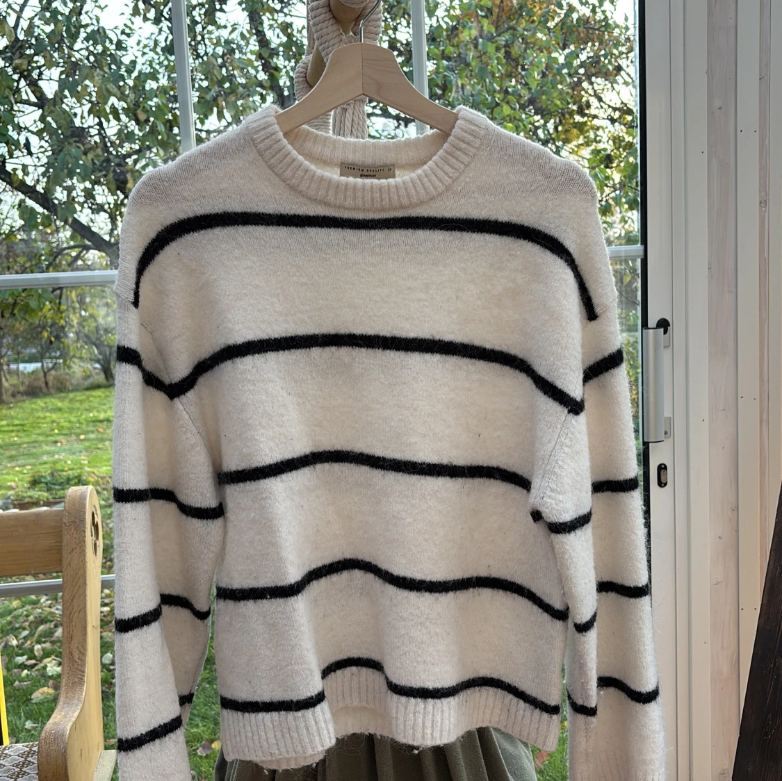 Vit stickad randig tröja