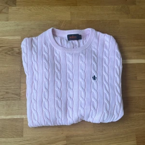 Ljusrosa kabelstickad tröja Morris - Säljer en ljusrosa kabelstickad tröja från Morris i 100% bomull. Hej! Säljer nu min rosa kabelstickade tröja från Morris! Tröjan är i utmärkt skick med inga defekter. Den kommer inte till användning längre men är riktigt skön och snygg att bära speciellt till gråa jeans.  Storlek: M  Nypris: 1600kr Hör av er vid funderingar!