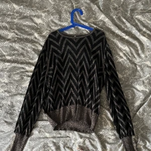 Stickad randig glittrande tröja från only - Skitsnygg tröja från only som är köpt på sellpy men aldrig kommit till någon användning därav säljs👍🏼😇