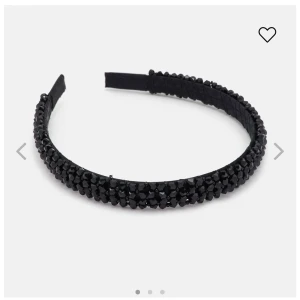 Svart diadem med glittriga pärlor - Snyggt svart diadem täckt med små glittriga pärlor som ger en lyxig känsla. Diademet har en klassisk form och passar perfekt för att lyfta vilken look som helst. Bekväm insida med tygklädd stomme. Perfekt accessoar för dig som vill sticka ut.