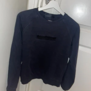 Mörkblå Peak Performance sweatshirt M - Säljer en mörkblå sweatshirt från Peak Performance i storlek M. Tröjan har rund halsringning, broderad logga på bröstet och långa ärmar. Tillverkad i mjuk bomullsmix och har en klassisk, avslappnad passform. Perfekt för chill dagar eller när du vill vara casual. Tröjan sitter som stl S 