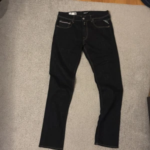 Replay Grover svarta jeans 34/32 - Säljer ett par svarta Replay Grover jeans med snygga kontrastsömmar och klassisk femficksdesign. Jeansen har rak passform och är tillverkade i stretchigt jeansmaterial. Det är storlek 34/32 men sitter mer som 32/32. Skriv om ni har mer frågor!