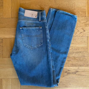 Tiger of sweden jeans - Ett par skitfeta marinblåa jeans från tiger of sweden. Storlek 28/32, modell pistolero. Med en fet tvätt, passform och overall design är dessa perfekta till hösten. Skick 9/10 inga defekter. Har du några frågor kring bild med den på eller mått? Fråga på!