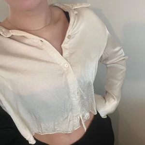 Satinblus/ skjorta  - Jättefin satinskjorta från Zara i en lite krämvit/ beigevit färg, breda fina manschetter och fin lyster i materialet🩷endast använd ett fåtal gånger🩷