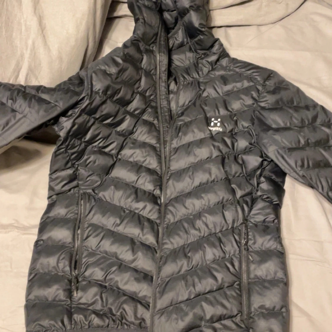 Svart dunjacka från Haglöfs med huva