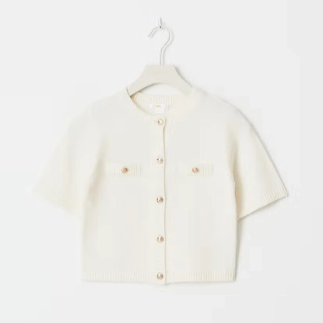 Vit stickad kofta med kort ärm