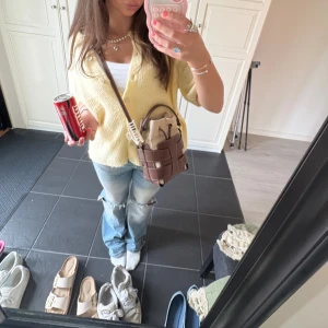 smörgul stickad t shirt med knappar - superfin stickas tröja i storlek M där plagget är litet i storlek💕passa på att köpa nu vid fri frakt!!