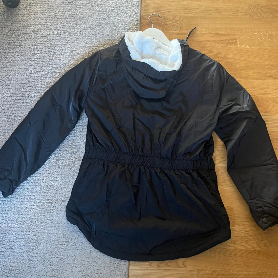 Svart parkajacka med fuskpälsfoder - 1