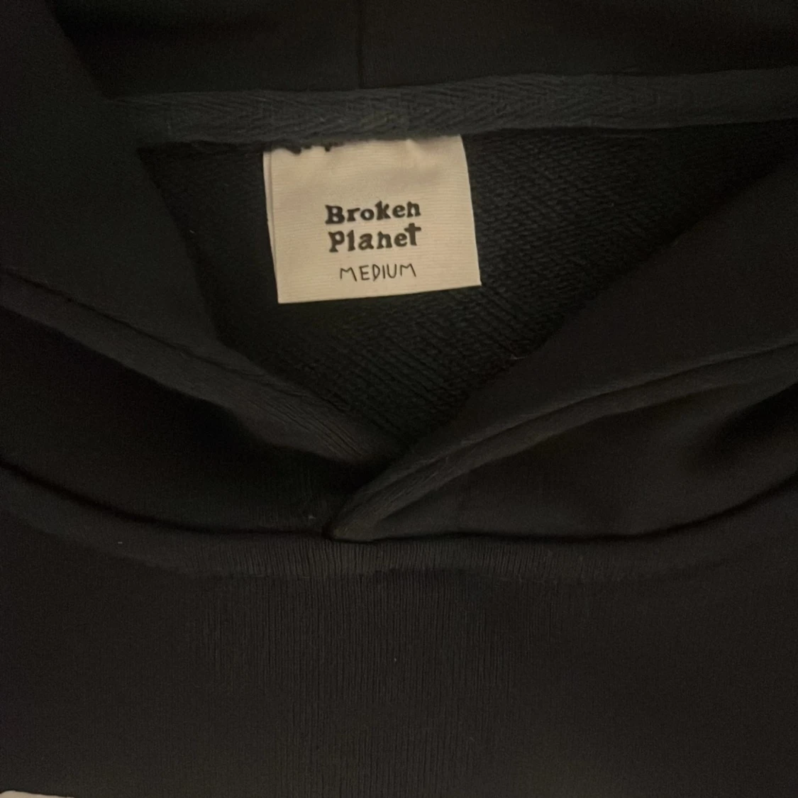 Svart hoodie från Broken Planet med tryck - 91