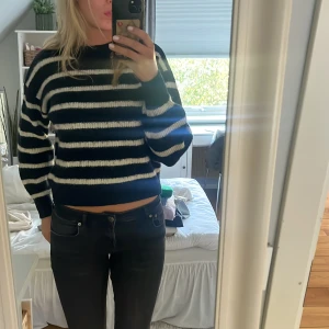 Randig stickad tröja från H&M - Mysig stickad tröja från H&M i svart och vitt med ränder. Tröjan har varit använd en del innan.