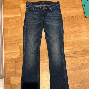 Blå bootcut jeans från Lee - Snygga blå jeans från Lee. Jeansen har låg midja och är tillverkade i mjukt denimtyg med lätt slitning framtill och baktill❤️‍🔥🥰🤩🤩