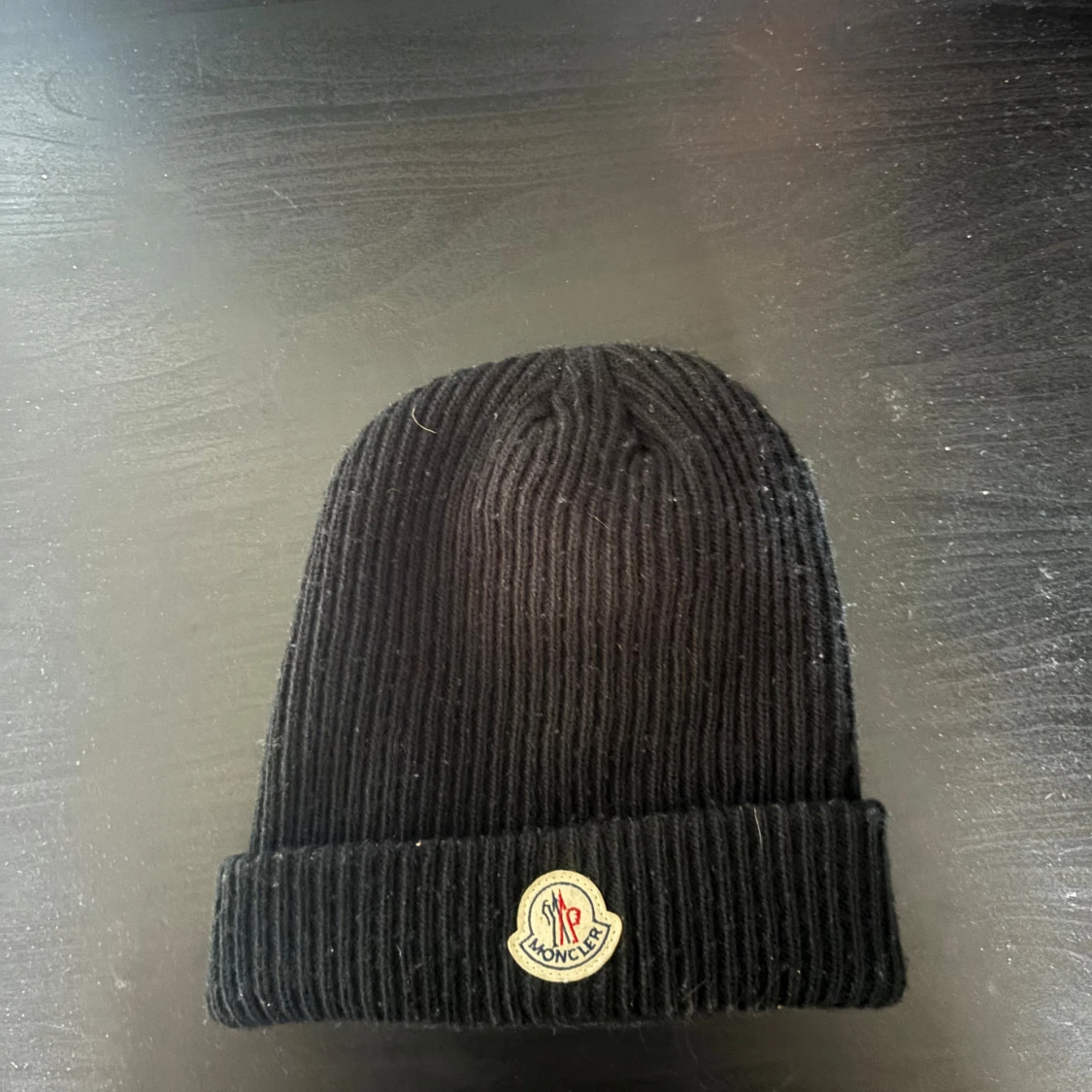 Svart ribbstickad Moncler mössa