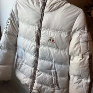 Vit pufferjacka från Dolomite jacka  - Snygg vit pufferjacka från Dolomite i storlek S. Mycket bra skick! Sälj pågrund av för liten. 