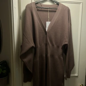 Klänning från Gina tricot  - Stora ärmar, och insydd midja för en perfekt passform. 🤎