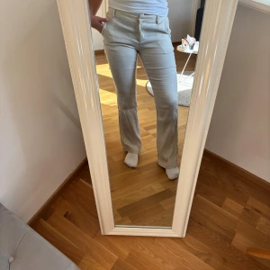 Beiga linnebyxor med bootcut - Snygga beiga linnebyxor med bootcut. Byxorna har klassiska fickor fram. Perfekta för dig som gillar en avslappnad men ändå stilren look. Materialet är luftigt. Är storlek XS men passar även storlek S. Några trådar som sticker ut, men är inget som syns särskilt mycket och går att klippa av.