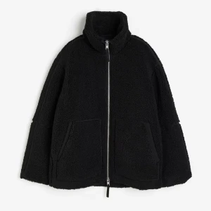 Teddyjacka - Säljer min teddtjacka från hm då den inte kommer till användning. Använd ett flertal gånger men är som ny. Nypris 549🌸 