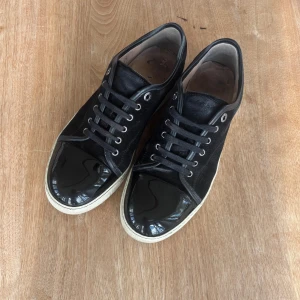 Lanvin skor uk8 - Feta lanvins i hyfsat skick || Storlek uk8 vilket motsvarar 42-43 || Cap toe är i väldigt bra skick utan repor eller någon crease || 