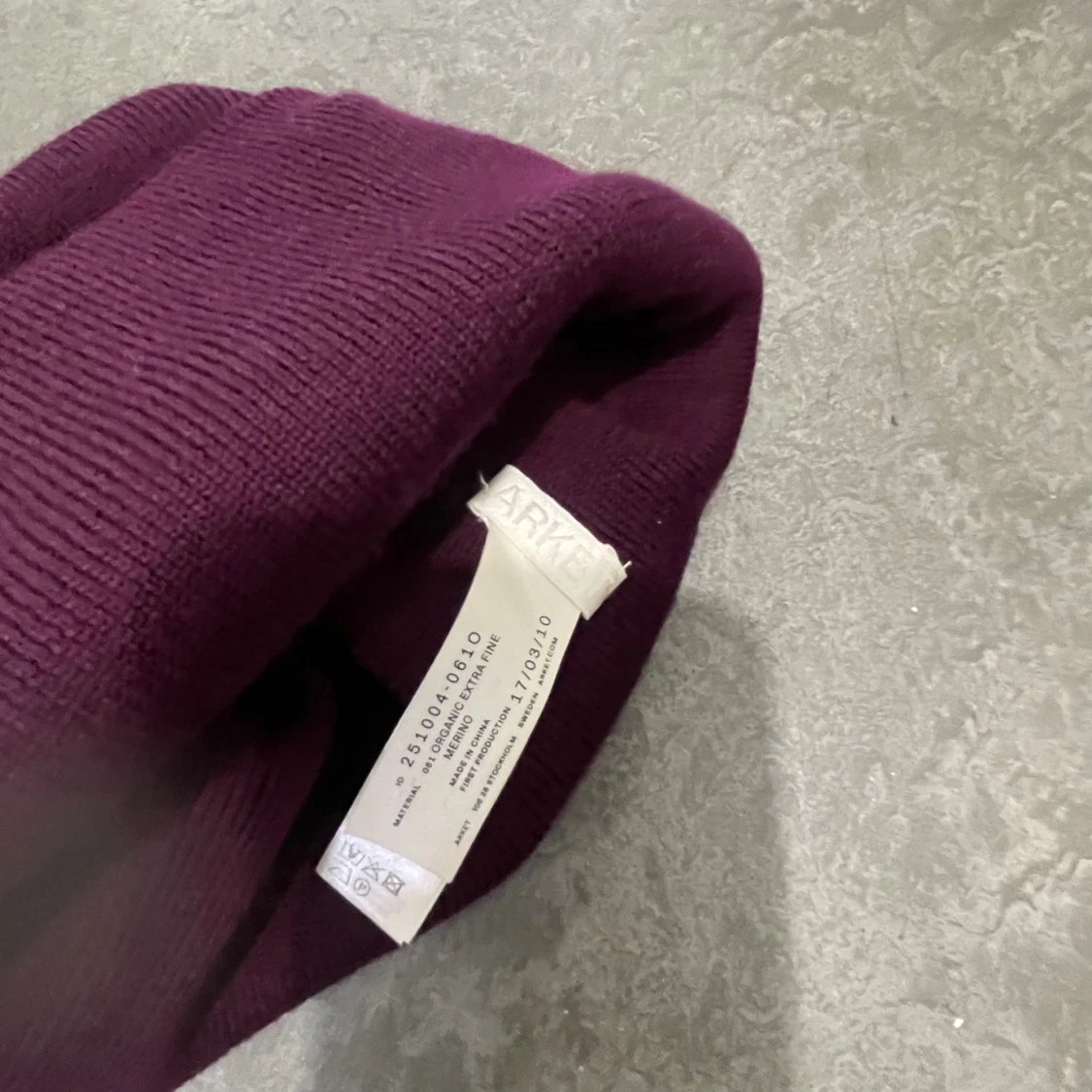 Vinröd mössa från Arket i ull - 1