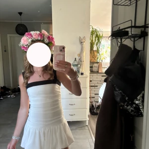 Klänning - Jättefin klänning från Gina Young 14+. Storlek S. Använd en gång! Svart detalj uppe. 