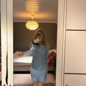 Stickad klänning - Jättefin blå stickad klänning, är i jätte skönt material och kliar inte mot huden☺️ Är inte använd mycket! Färgen syns bättre på andra bilden!